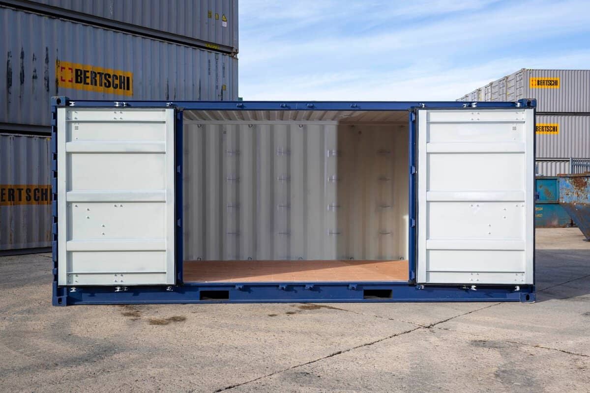 Container mở bên hông giúp bốc xếp hàng hoá nhanh chóng, dễ dàng