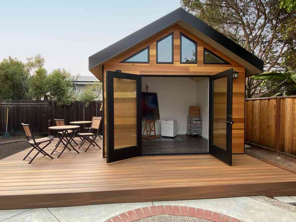 Cải biến mẫu nhà lắp ghép 50 triệu thành căn nhà nhỏ với thiết kế ốp tường bằng gỗ đem lại sự ấm cúng. Giúp tạo không gian nghỉ ngơi, sinh hoạt, tận hưởng cuộc sống một cách lý tưởng