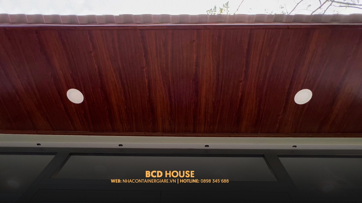 Căn nhà được thiết kế phần mái với tôn 3 lớp cách nhiệt chống nóng che phủ bên trên, phía trong sử dụng gỗ nhựa 3D tinh tế