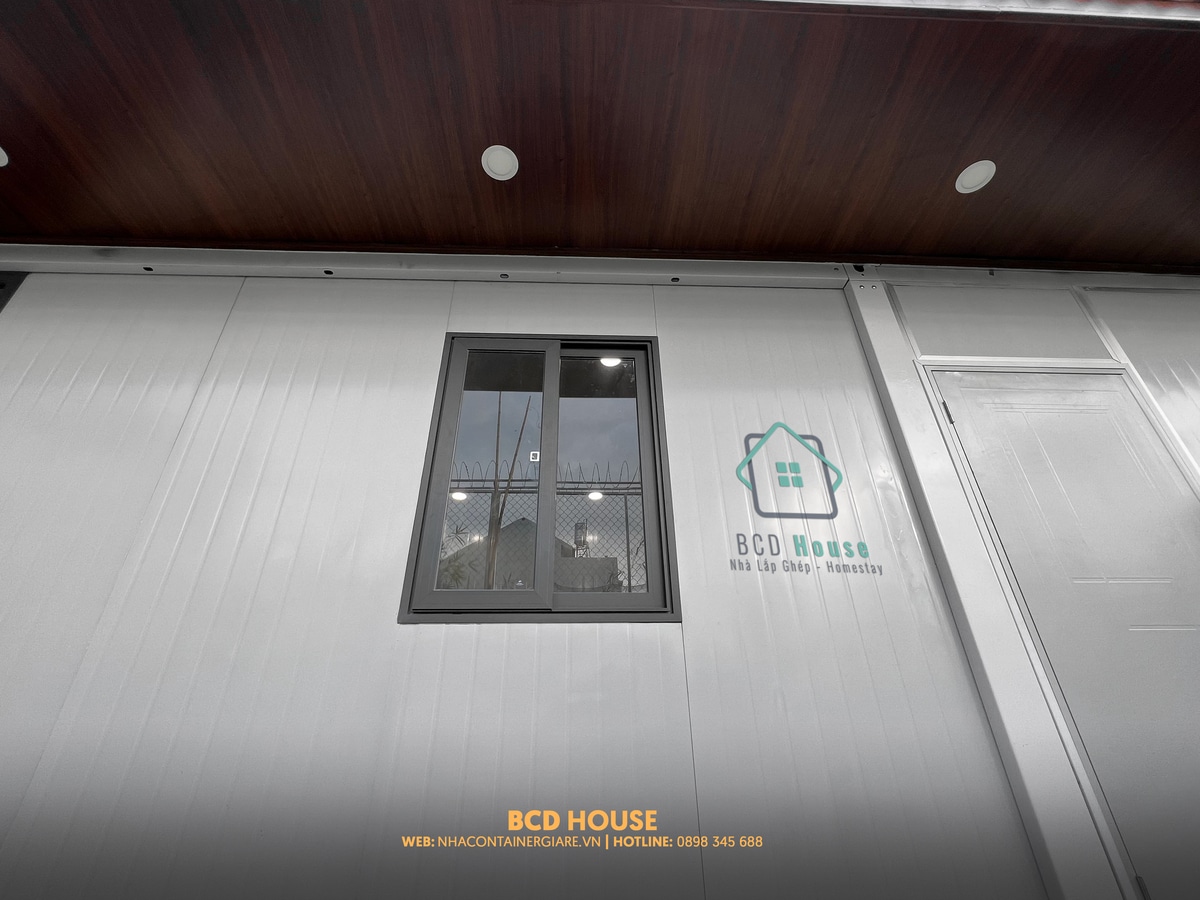 Căn nhà được thiết kế phần mái với tôn 3 lớp cách nhiệt chống nóng che phủ bên trên, phía trong sử dụng gỗ nhựa 3D tinh tế