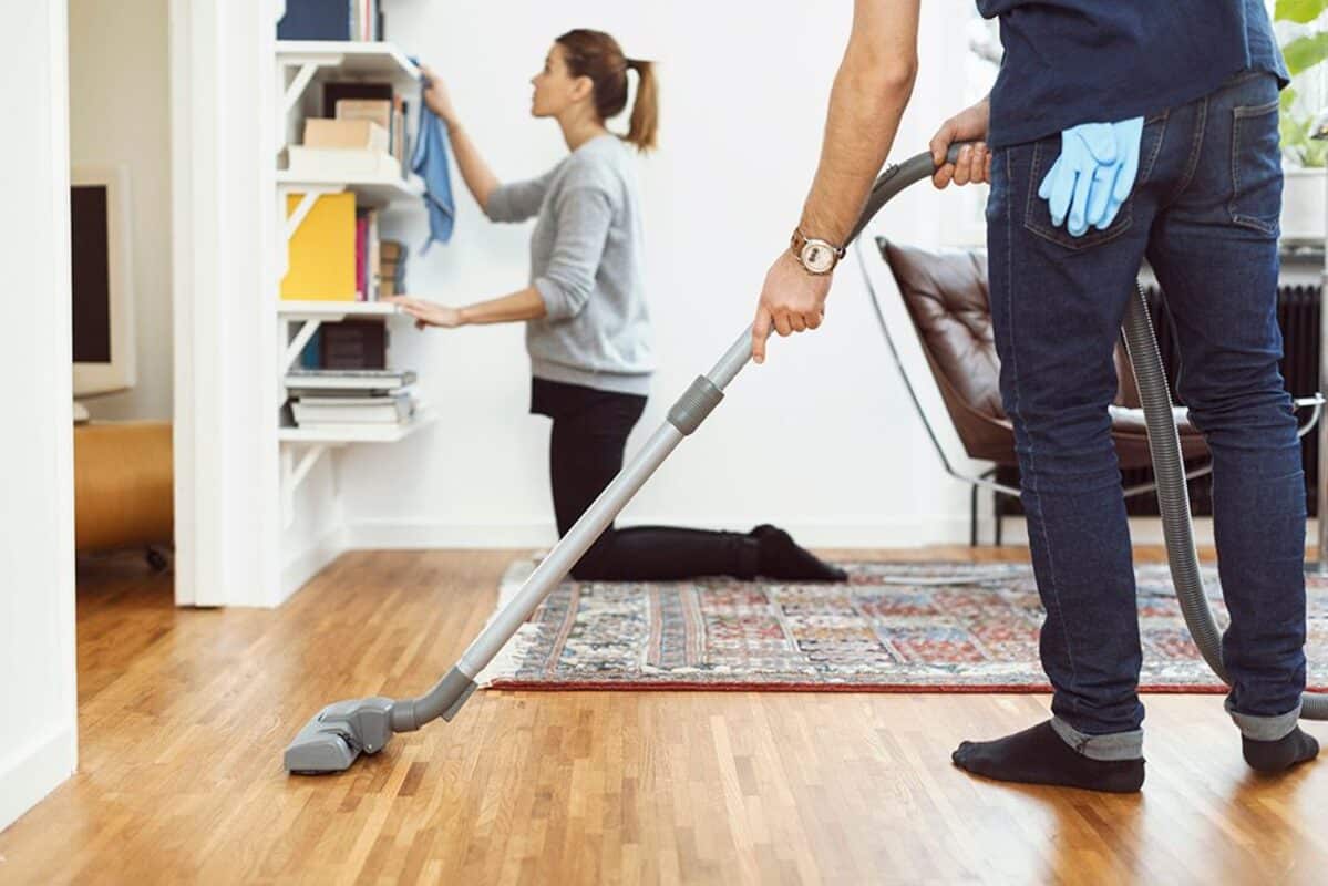 Việc dọn dẹp vệ sinh nhà cửa sạch sẽ là cách dễ dàng và hiệu quả để tạo ra phong thuỷ tốt cho ngôi nhà