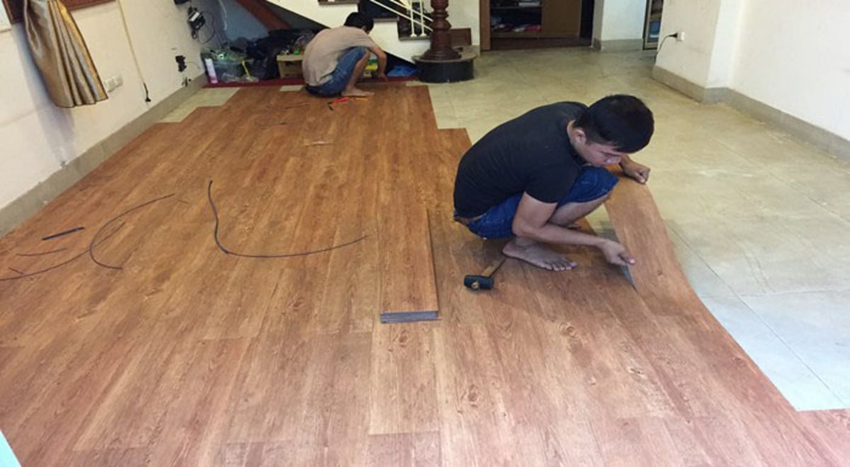 Sàn nhựa giả gỗ dán keo là loại sàn được dán trực tiếp lên nền nhà bằng keo dán chuyên dụng