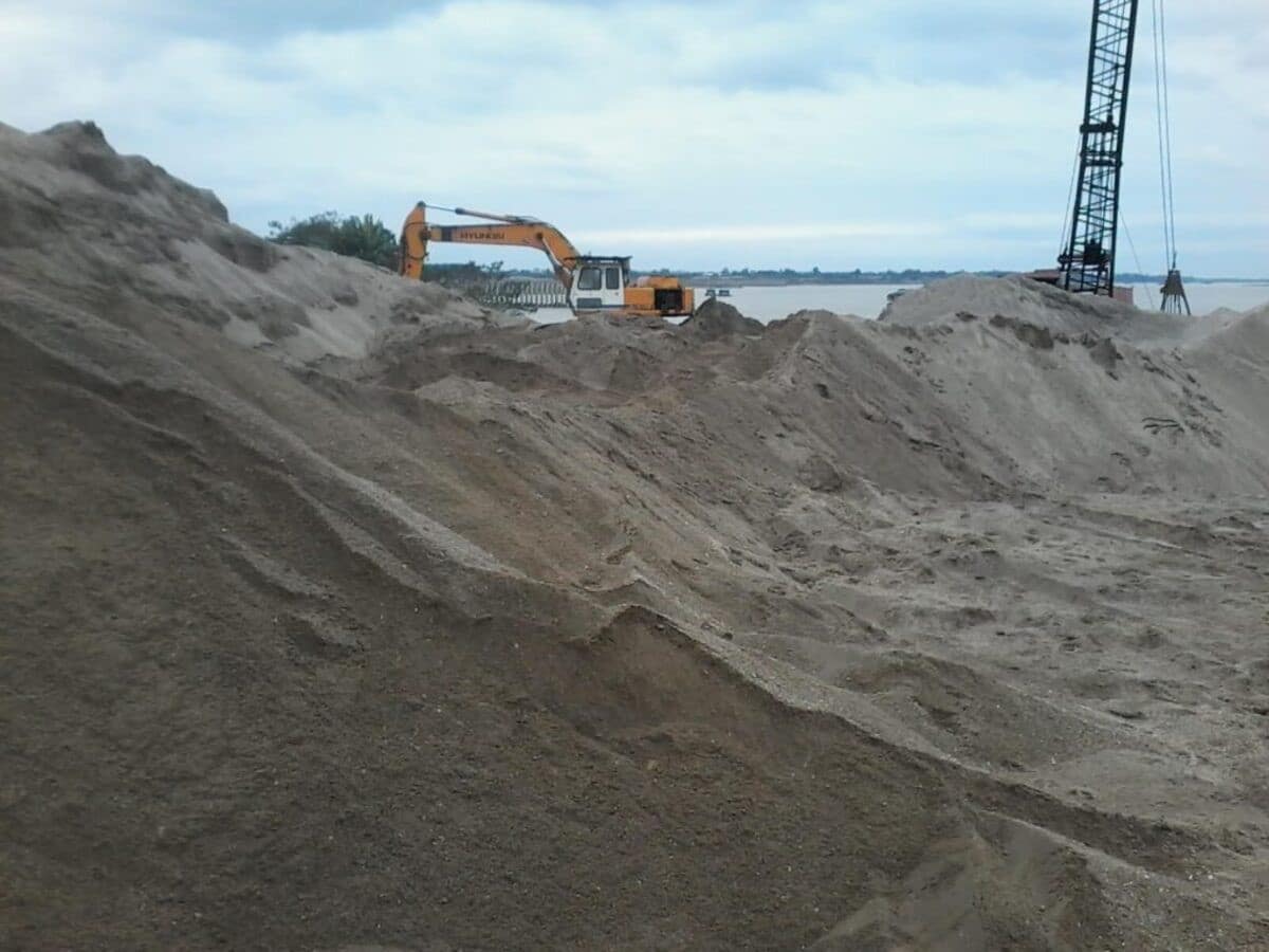 Cát đen xây dựng là loại cát có màu sắc đen hoặc sẫm do chứa nhiều khoáng vật hơn so với các loại cát khác