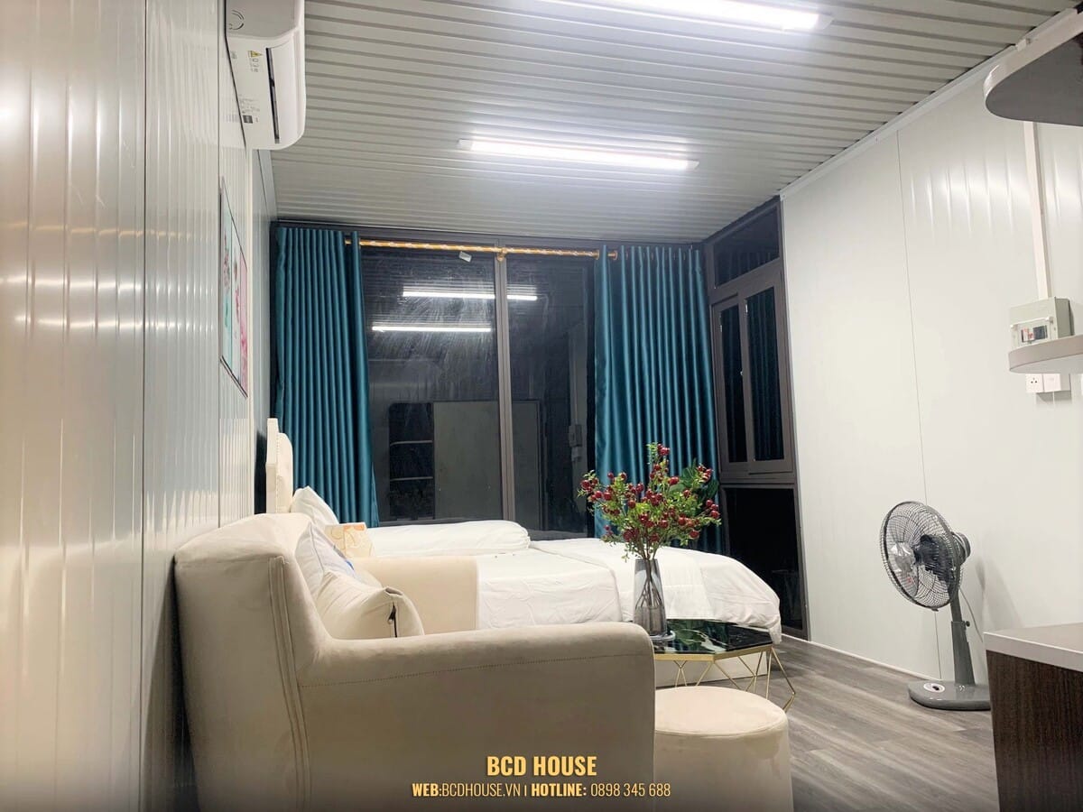Nhà lắp ghép Hà Tĩnh sử dụng mái và trần nhà là vật liệu tôn cách nhiệt 3 lớp chống nóng, cách nhiệt tốt, giữ không khí bên trong căn nhà luôn thoáng mát, dễ chịu