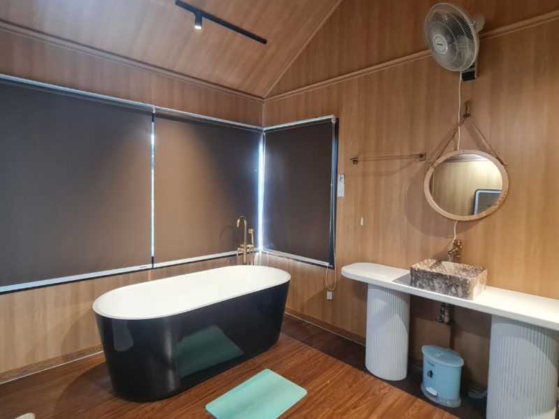 Một chiếc phòng tắm vô cùng đầy đủ, hiện đại không khác gì các khách sạn sang trọng