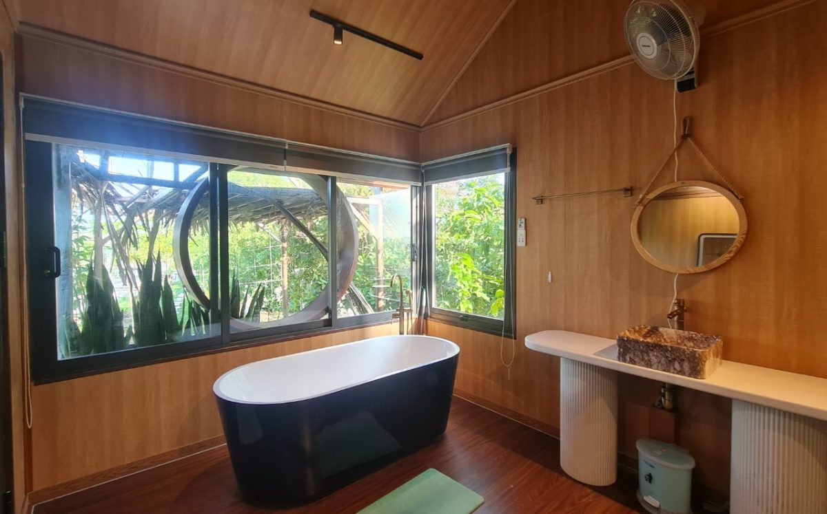 Phòng tắm nhà homestay lắp ghép 49m2 GFRC thiết kế thêm cửa sổ nhìn vô cùng thông thoáng
