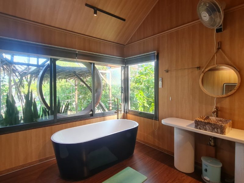 Phòng tắm nhà homestay lắp ghép 49m2 GFRC thiết kế thêm cửa sổ nhìn vô cùng thông thoáng